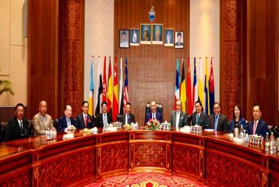 Hajiji (enam dari kanan) selepas mempengerusikan mesyuarat pertama Kabinet Negeri di Menara Kinabalu pada Rabu.