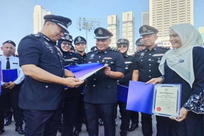 Ab Rahaman bersama sebahagian penerima Sijil penghargaan pada Majlis berkenaan. 
