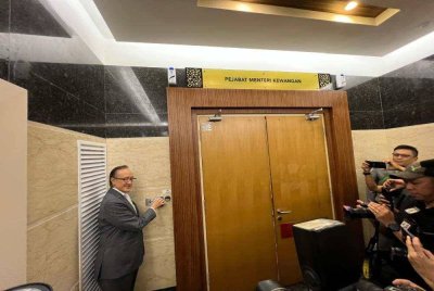 Masidi mendaftar masuk ke Pejabat Menteri Kewangan di Menara Kinabalu, Kota Kinabalu pada Rabu.