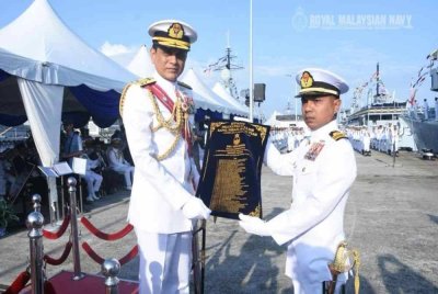 Upacara penuh simbolik itu disempurnakan Panglima Armada Barat Laksamana Madya Datuk Baharudin Wan Md Nor. Foto TLDM 