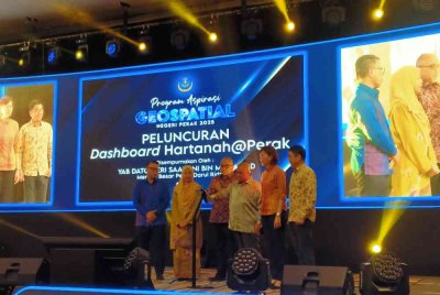 Saarani (tengah) menyempurnakan Peluncuran Dashboard Hartanah@Perak di Pusat Konvensyen Casuarina, pada Rabu.