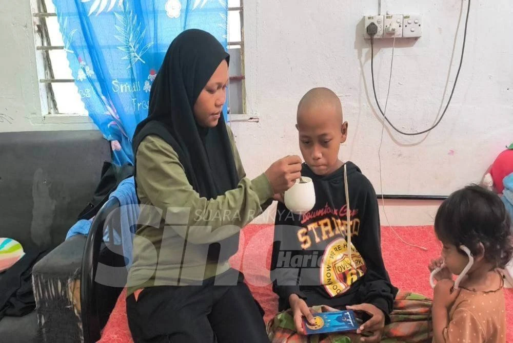 Shanaz Fariza menyuapkan susu kepada Muhammad Qhosiff Basyar semasa ditemui di rumahnya di Desa KEDA Malau di Jitra pada Rabu.
