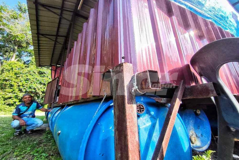 Husain memaklumkan 18 tong plastik biru diguna bagi membolehkan rumah yang dibina terapung setiap kali musim banjir. - Foto Sinar Harian
