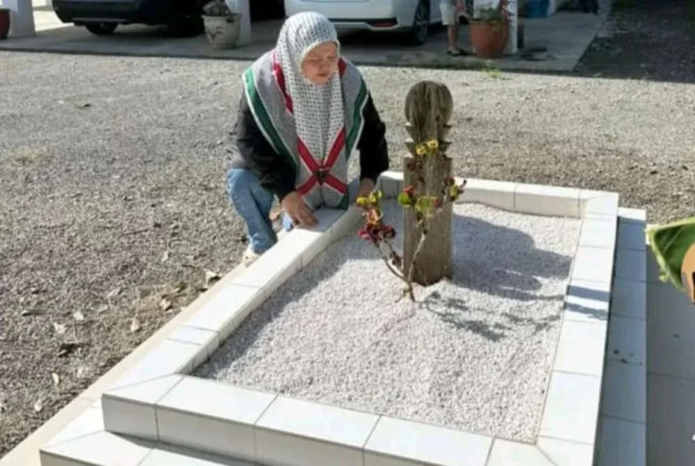 Kubur arwah bapa yang berada di halaman rumah di Kampung Pintas, Beaufort, Sabah.