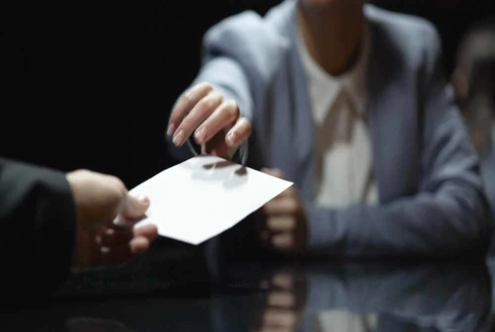 Bila pemimpin naik jawatan, kawan-kawan lama tiba-tiba dapat projek. Yang ada jawatan pula beri surat sokongan. Foto hiasan