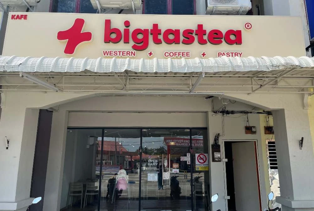 Rini memiliki sebuah kafe francais BigTastea di cawangan Sabak Bernam.