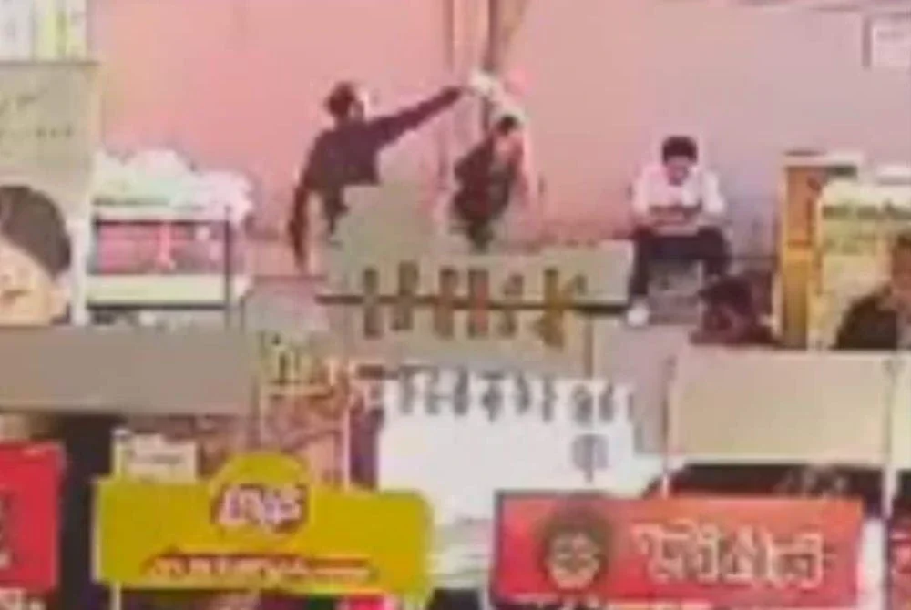 Tangkap layar detik-detik mangsa disimbah petrol oleh teman lelakinya yang kemudian menyalakan api. Foto: Channel 8.