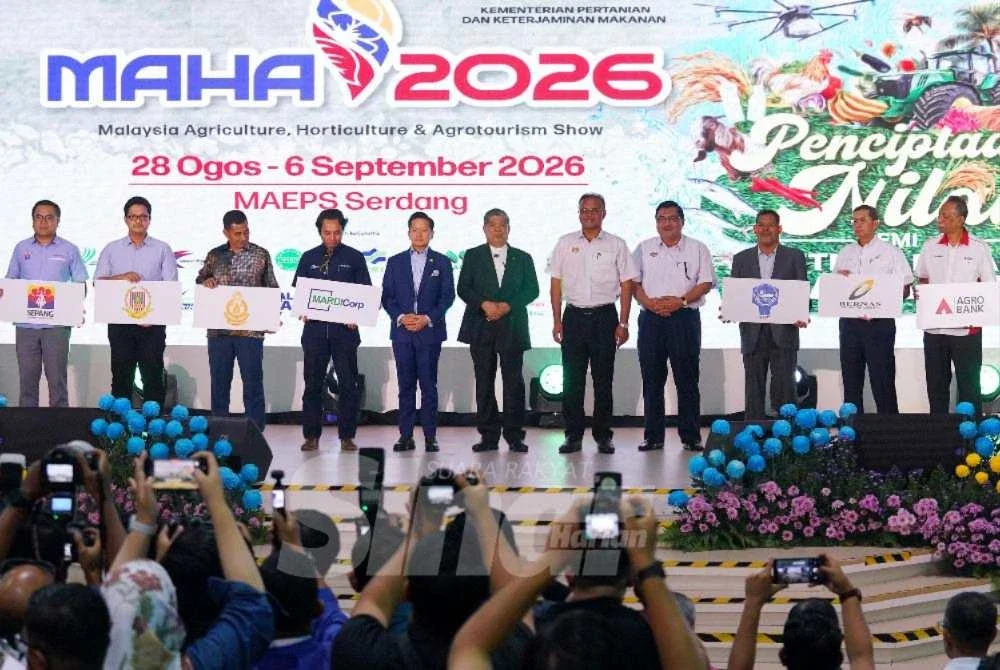 Mohamad (enam dari kiri) bersama rakan strategik MAHA 2026. Foto: MOHD HALIM ABDUL WAHID