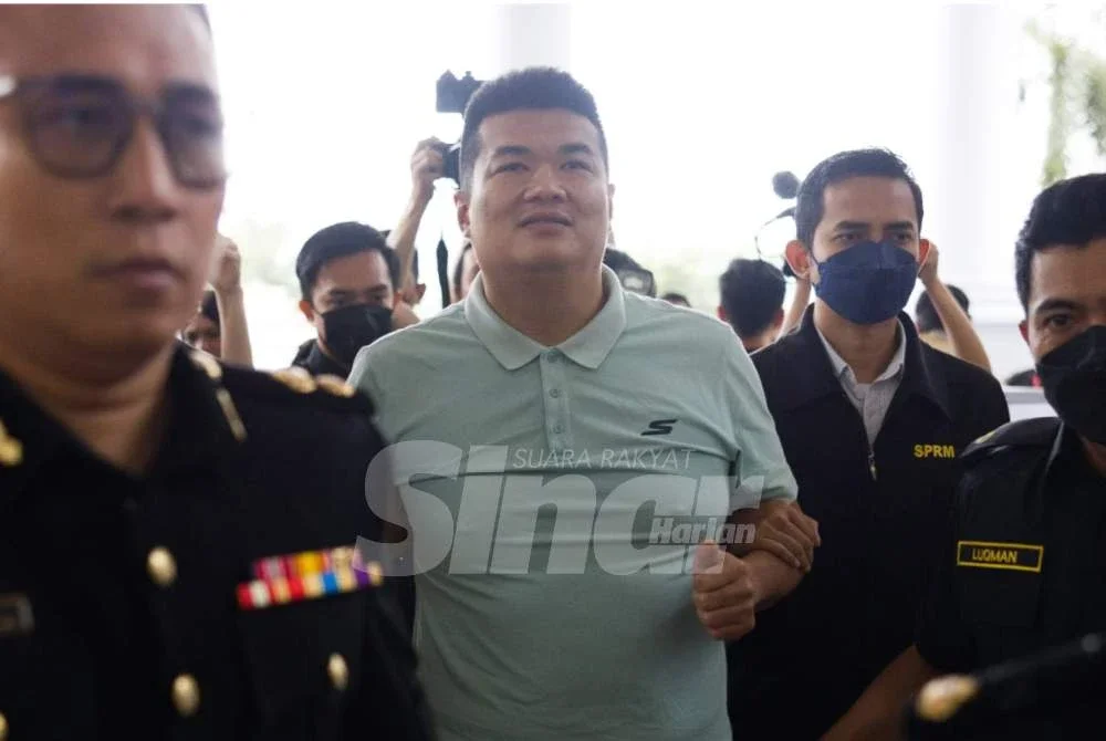 Albert yag berbaju T berkolar warna biru turquoise diiringi anggota SPRM tanpa bergari bagi menghadapi pertuduhan kes rasuah pada Khamis. Foto: ROSLI TALIB