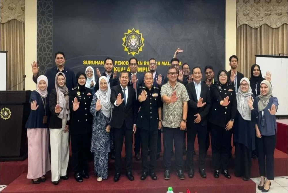 Mohamad Zakkuan (tengah) bergambar bersama pegawai integriti GLIC selepas Sesi Perbincangan Meja Bulat di Pejabat SPRM Kuala Lumpur.