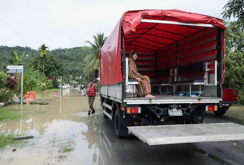 Penduduk kampung mula dipindahkan ke Pusat Pemindahan Sementara di SRA Dusun Nanding berikutan banjir yang menenggelamkan jalan utama Hulu Langat dan sebahagian perumahan. - Bernama