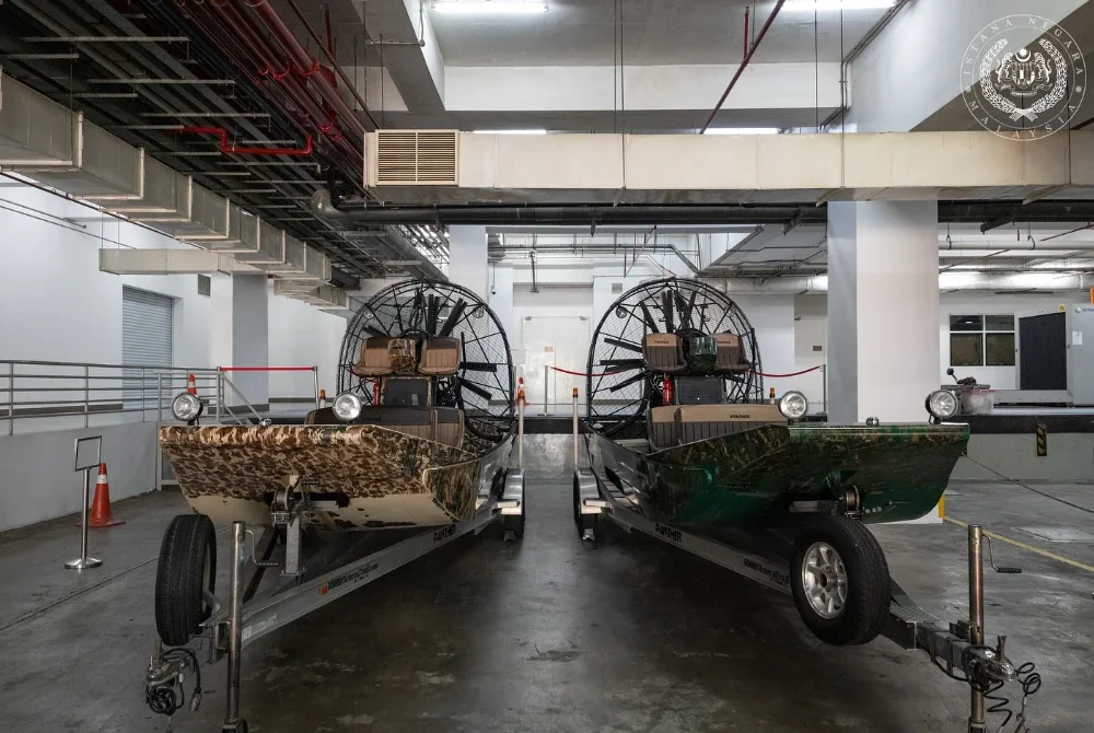 Dua airboat milik Sultan Ibrahim kini ditempatkan di Istana Negara, diharap dapat tingkatkan kecekapan operasi dan percepat penghantaran bantuan kepada mangsa banjir. Foto Facebook Sultan Ibrahim Sultan Iskandar