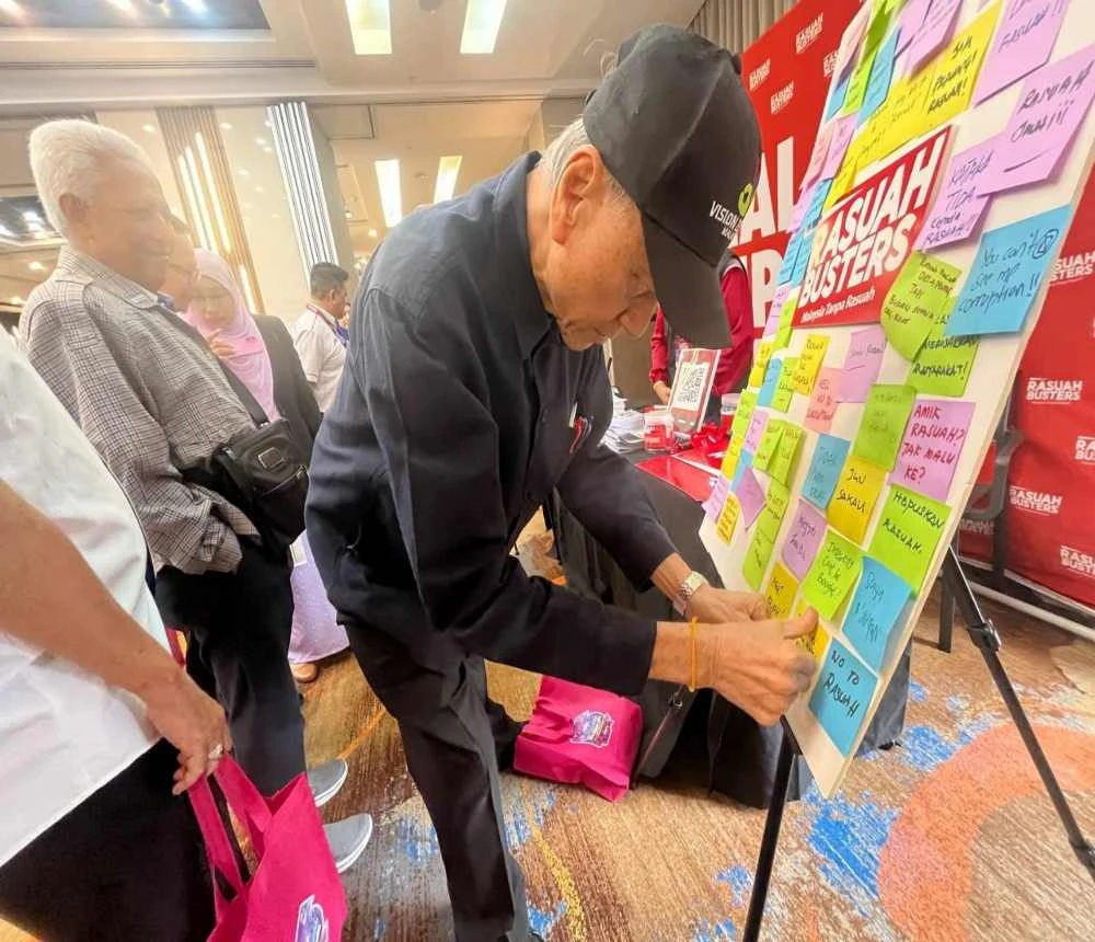 Lam Thye sempat menurunkan mesej integriti di reruai Rasuah Busters ketika menghadiri Hari Integriti dan Antirasuah Keretapi Tanah Melayu Berhad (KTMB) 2025 di AnCasa Hotel & Apartment pada Selasa lalu.