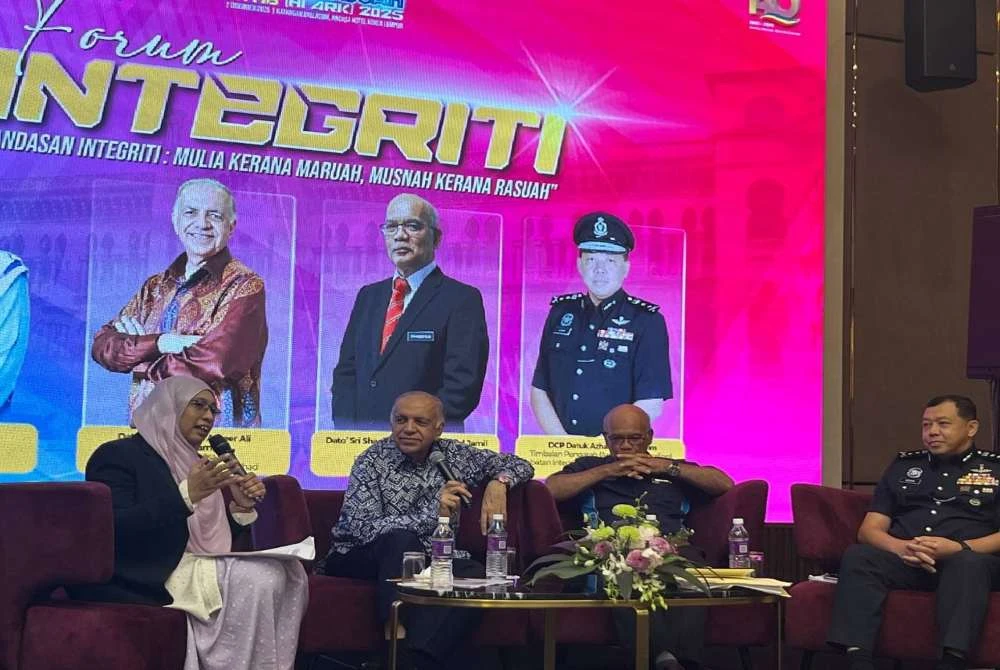 Dari kiri Nurhayati, Ameer, Shamshun Baharin dan Azhan ketika program Forum Integriti bertajuk Landasan Integriti: Mulia Kerana Maruah, Musnah Kerana Rasuah.