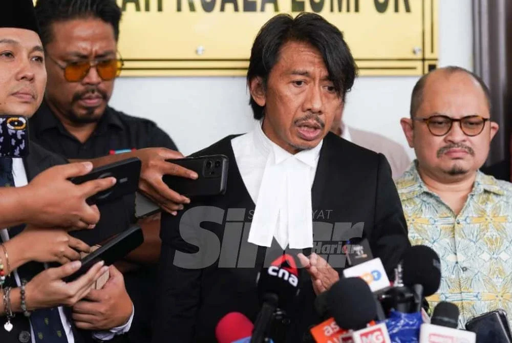 Mohd Yusmadi (kiri) ketika sidang akhbar di pekarangan Kompleks Mahkamah Kuala Lumpur pada Khamis.