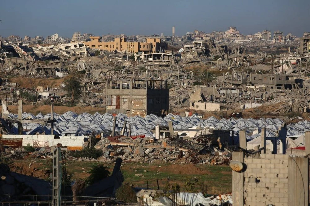 Keadaan terkini di Kem Nuseirat, Gaza yang menyaksikan khemah pelarian berdiri di tengah runtuhan bangunan ketika gencatan senjata terus kekal rapuh. - AFP