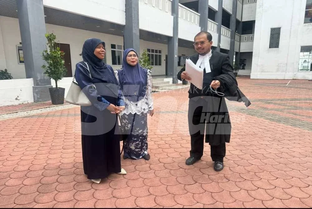 Mahani (kiri) dan Sharifah bersama Nik Saiful selepas mendengar keputusan Mahkamah Tinggi Kota Bharu pada Khamis.
