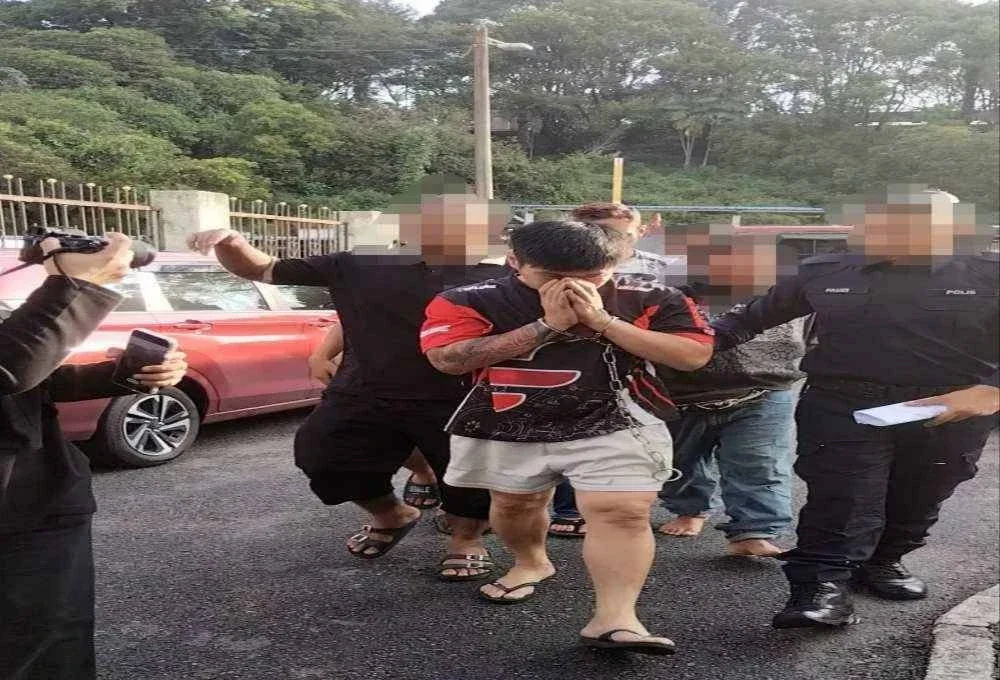 Choon Kian (hadapan) tiba di Mahkamah Sesyen dan Mahkamah Majistret di Johor Bahru pada Khamis.