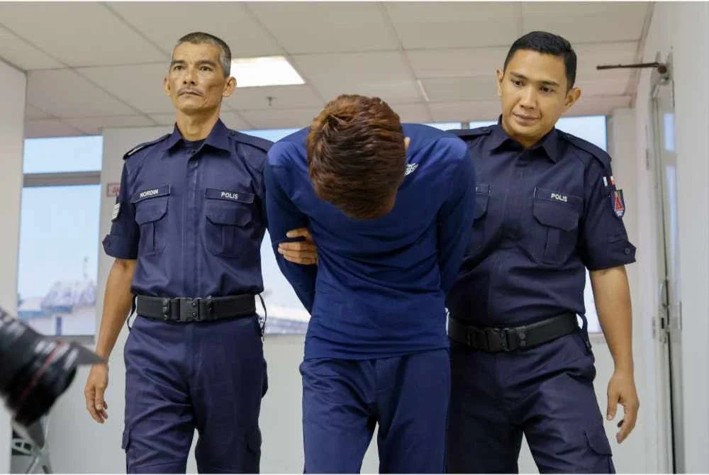 Seorang penganggur, Muhammad Syahmi Mat Ros, 24, dijatuhi hukuman denda RM4,000 oleh Mahkamah Majistret di sini hari ini kerana merakam seorang wanita menggunakan telefon bimbit di dalam tandas di sebuah pusat beli-belah di sini, 20 November lepas. - Foto: Bernama