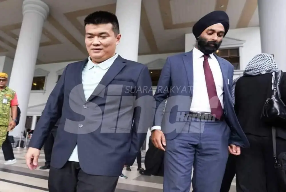 
Mahajoth (kanan) hadir bagi mewakili Albert di Mahkamah Sesyen Kuala Lumpur pada Khamis bagi menghadapi pertuduhan kes rasuah.