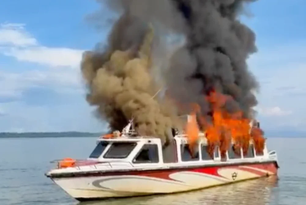 Keadaan bot yang membawa 36 penumpang selepas menghampiri pantai.