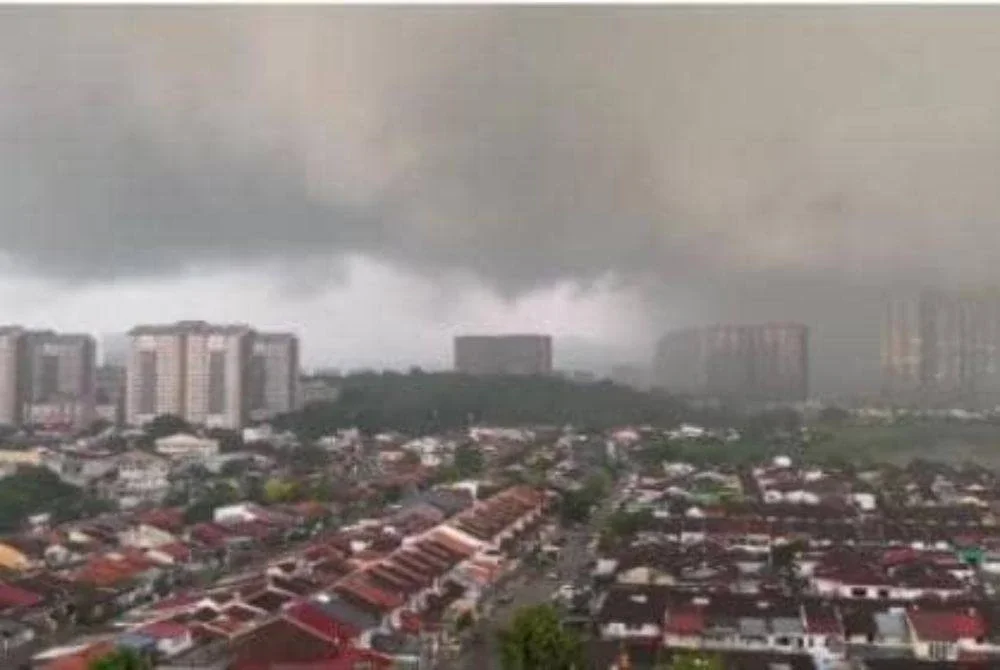 Fenomena kepulan awan luar biasa yang kelihatan menebal di langit sekitar Kepong