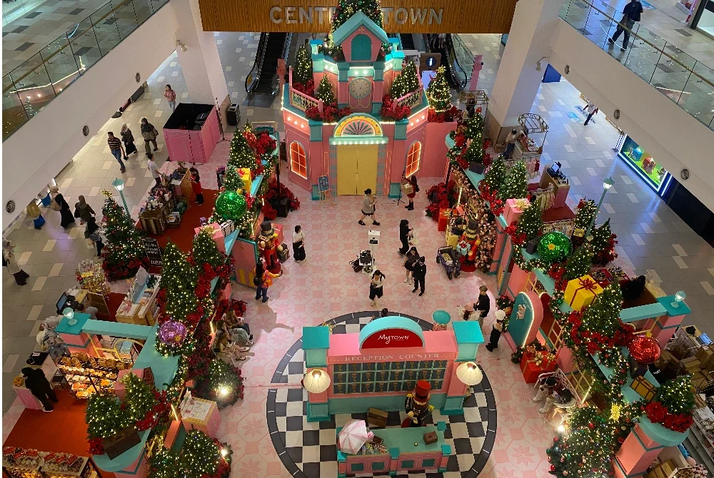 Penganjuran An Oddly Wonderful Christmas menyaksikan dekorasi unik yang menjadikan pusat beli-belah tersebut seakan sebuah alam ajaib penuh dengan bentuk unik, warna terang dan elemen luar biasa.