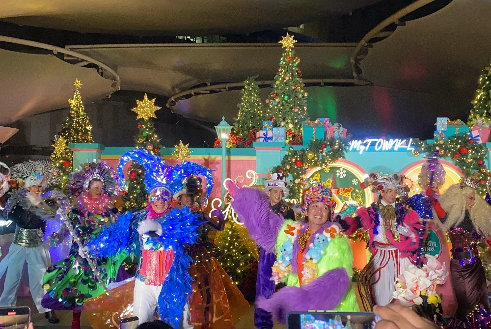 Persembahan memukau sempena An Oddly Wonderful Christmas di MyTOWN