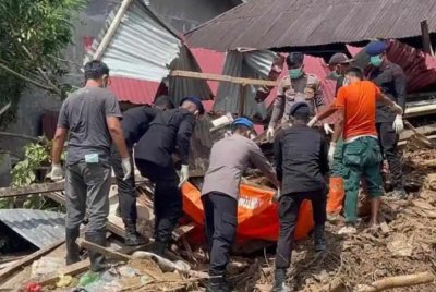Mayat mangsa ditemui tertimbus bawah tanah runtuh. Foto Agensi