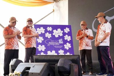 Dari kiri, Ketua Pegawai Eksekutif MAIWP, Datuk Mohd Nizam Yahya; Pengerusi MAIWP, Datuk Syed Kamarulzaman Syed Kabeer; Ketua Pegawai Eksekutif PPZ-MAIWP, Datuk Abdul Hakim Amir Osman dan Ahli MAIWP, Tan Sri Syed Zainal Abidin Syed Mohamed Tahir ketika pelancaran YEZ 2025 sempena Karnival Usahawan Al Falah Madani di Aeon Mall AU2, Setiawangsa.