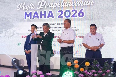 Mohamad (dua dari kiri) melakukan gimik perasmian Majlis Prapelancaran MAHA 2026 di MAEPS, Serdang pada Rabu. Foto: MOHD HALIM ABDUL WAHID
