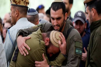 Anggota tentera rejim Israel menghadiri upacara pengebumian di Tanah Perkuburan Ketenteraan Gunung Herzl, Baitulmaqdis, bagi seorang askar yang terbunuh di Gaza. -Agensi