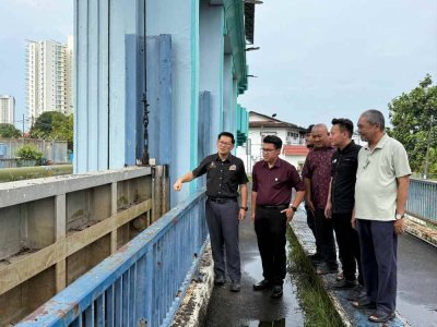 Ban Hong (kiri) meninjau operasi pintu kawalan air pasang surut Klebang pada Khamis.