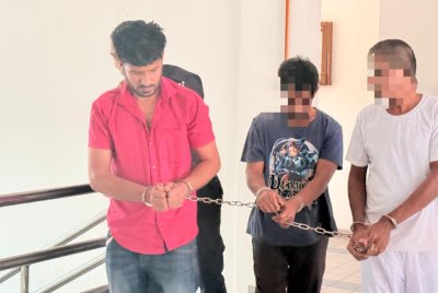 Tertuduh, Mohd Haseen (kiri) dibawa ke Mahkamah Sesyen Sungai Petani pada Khamis.