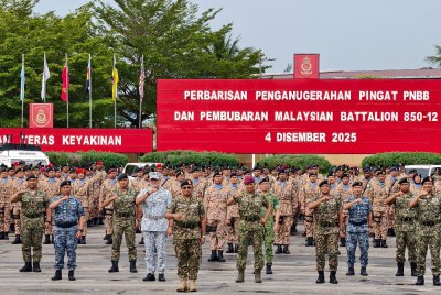 Mohd Nizam (depan, lima dari kiri) selepas majlis Penganugerahan pingat PNBB dan Pembubaran MALBATT 850-12 di Padang Kawad PUSASDA di Port Dickson pada Khamis. 