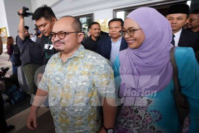 Laungan “Bebas Shamsul” bergema apabila beberapa individu dipercayai penyokong bekas Setiausaha Politik Kanan Perdana Menteri, Datuk Seri Shamsul Iskandar Mohd Akin mengiringi beliau menuju ke kenderaan di pekarangan Kompleks Mahkamah Kuala Lumpur, di sini pada Khamis.