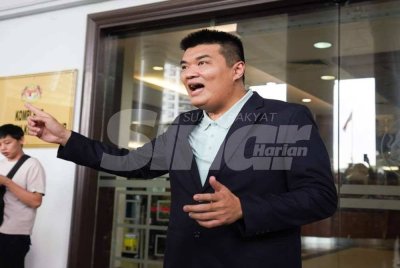 Albert bercakap kepada pemberita ketika sidang akhbar di pekarangan Kompleks Mahkamah Kuala Lumpur pada Khamis. Foto: Rosli Talib 