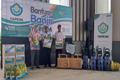 Antara barang bantuan yang disalurkan kepada 1,500 mangsa banjir.