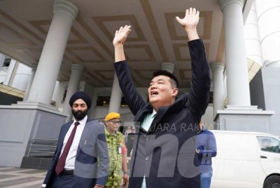 Mahajoth (kiri) hadir bagi mewakili Albert di Mahkamah Sesyen Kuala Lumpur pada Khamis bagi menghadapi pertuduhan kes rasuah.