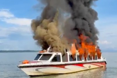 Keadaan bot yang membawa 36 penumpang selepas menghampiri pantai.