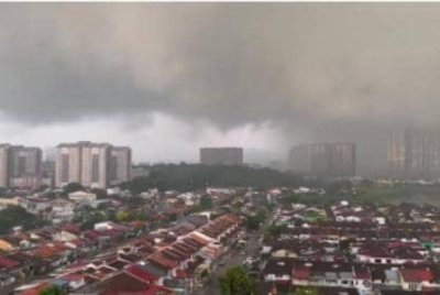 Fenomena kepulan awan luar biasa yang kelihatan menebal di langit sekitar Kepong