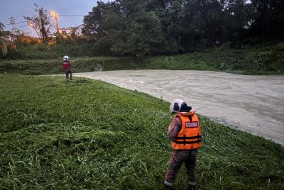 Operasi SAR mencari dua mangsa yang disyaki hanyut di Taman Prima Saujana pada Khamis.