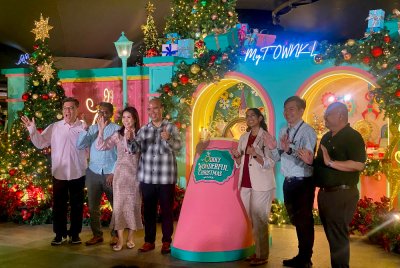 Pengurus Besar MyTOWN Shopping Centre, Azhan Che Mat (tengah) bersama barisan pengurusan tertinggi MyTOWN ketika pelancaran An Oddly Wonderful Christmas pada Khamis