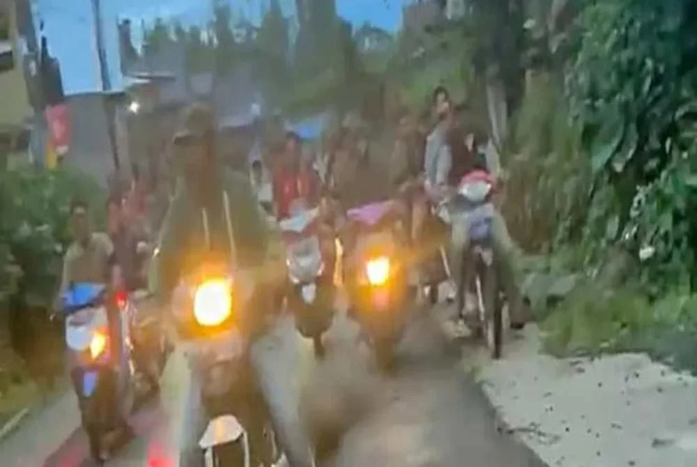 Antara penduduk kampung yang terlibat mengambil tindakan menghukum suspek secara kejam. 