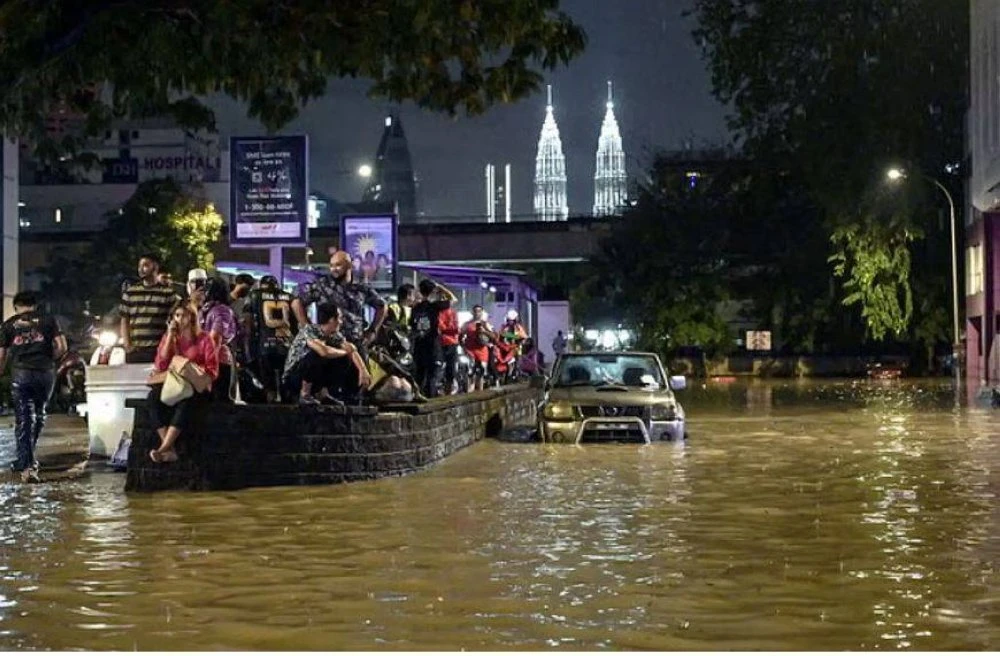 Tipikal banjir kilat dengan paras air naik dalam masa kurang 30 minit selepas hujan memuncak. Foto Bernama 