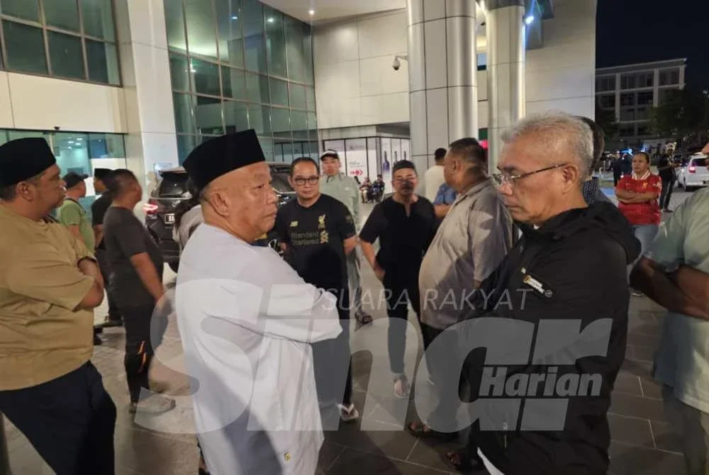 Jafry (dua dari kiri) dan Suhaimi turut berada di pekarangan Hospital Gleneagles selepas menerima berita pemergian Allahyarham Bung Moktar 