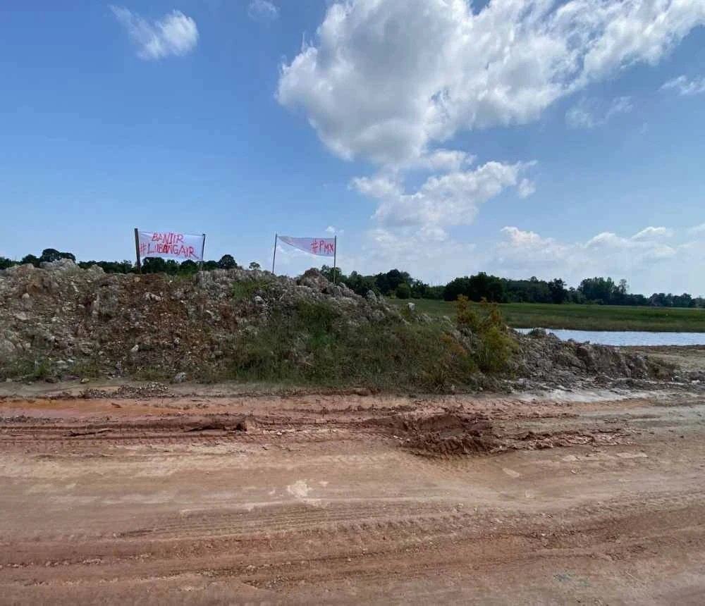 Tinjauan mendapati sekurang-kurangnya lima sepanduk dipasang dengan tulisan keras antaranya “Tolonglah Bantu Kami PMX”, “Jalan Maut” “Projek Menyusahkan Rakyat”, “Banjir #LubangAir”, dan “Sungguh Malang Nasib Kami”.
