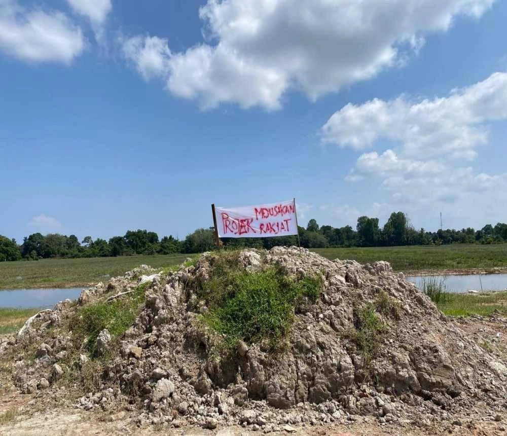 Rasa tertekan dan kecewa yang sekian lama dipendam menyebabkan penduduk Kampung Derdap, Pengkalan Kubor di Tumpat bertindak menggantung beberapa sepanduk bagi menzahirkan perasaan 'marah' kepada Projek Lembangan Sungai Bersepadu (PLSB) Sungai Golok. Foto: SINAR HARIAN