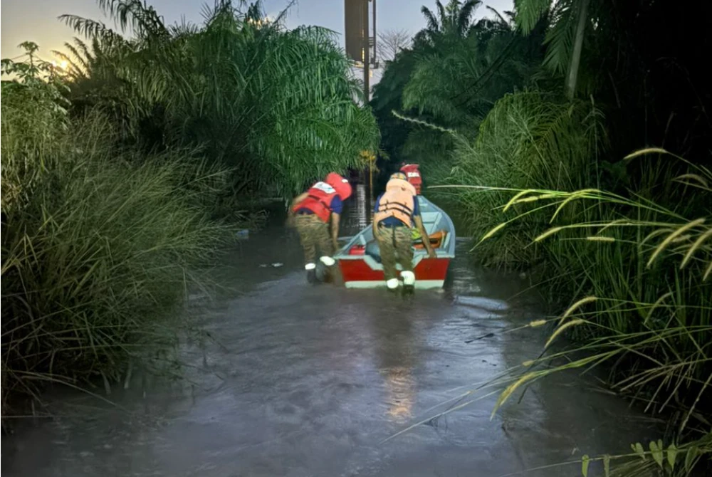 Anggota bomba sedang menjalankan kerja-kerja menyelamat dua mangsa terlibat.