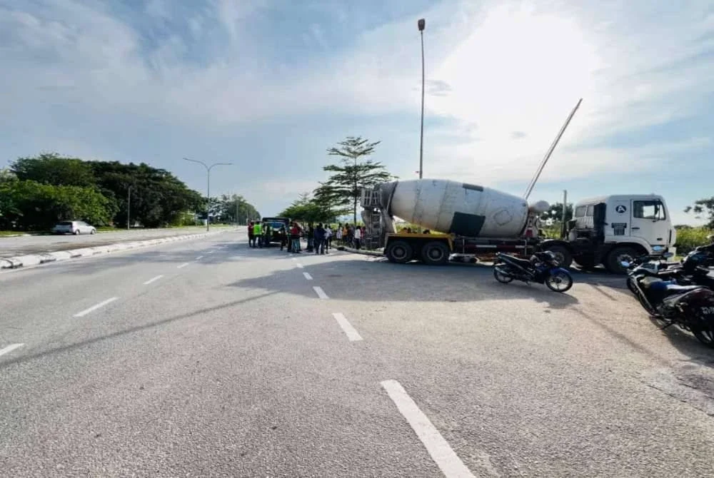 Kemalangan melibatkan sebuah motosikal dengan sebuah lori pengadun konkrit di Jalan Lunas-Bandar Permata pada petang Khamis. Foto ihsan PDRM